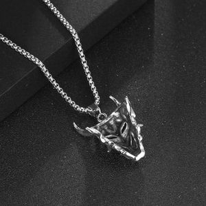 Pendentif masque Hannya japonais 3D en acier titane vintage sur fond noir texturé