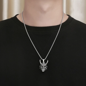Pendentif masque Hannya japonais en acier titane argenté vieilli pour hommes