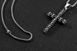 Detaillierte Makroansicht des Punk-Gothic-Totenkopf-Kreuzanhängers mit Vintage-Silberkette