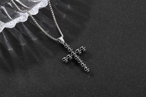 Detailansicht des Gothic Totenkopf Kreuzanhängers mit Vintage Finish und Boxkette