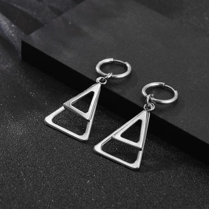 Boucles d'oreilles triangles en acier inoxydable poli avec design géométrique creux