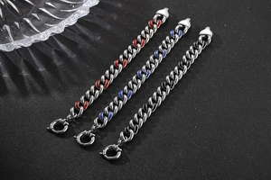 Détail de trois bracelets chaînes cubaines punk avec breloques cœurs en émail