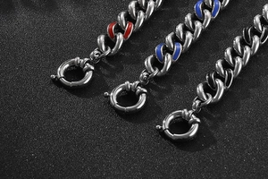 Détail de chaînes gourmettes avec émail rouge bleu noir et fermoirs à ressort robustes
