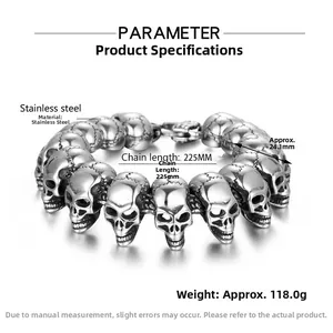 Makroaufnahme der Totenkopf-Glieder des Edelstahl-Armbands mit polierter Silberoberfläche