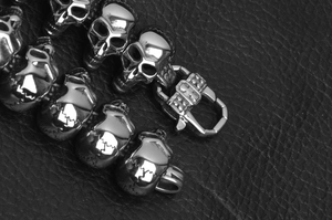 Makroaufnahme von Punk-Edelstahl-Totenkopf-Armbandgliedern mit mechanischem Verschluss