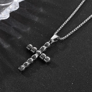 Gothic Silber Totenkopf Kreuz Kette mit Lava-Textur auf einer Stahl Box-Kette