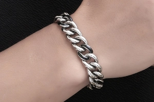Gros plan du bracelet gourmette pour homme en acier titane avec émail noir et argent