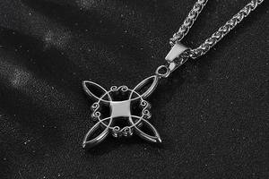 Vue macro du pendentif nœud celtique en titane argenté avec chaîne de blé épaisse sur noir