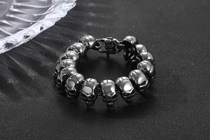 Detailansicht eines Punk-Totenkopf-Armbands aus Edelstahl in Gunmetal für Rocker-Stil