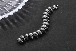 Makroaufnahme der Punk-Edelstahl-Totenkopf-Armbandglieder mit dunkel-silbernem Finish