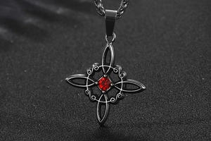 Détail du pendentif croix nœud celtique gothique avec pierre rouge et métal noir