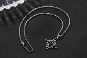 Gros plan du pendentif nœud celtique rétro avec une chaîne tressée en acier inoxydable