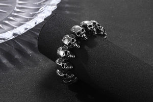 Makro-Detail des gotischen Totenkopf-Armbands aus Edelstahl auf einem Schmuckständer