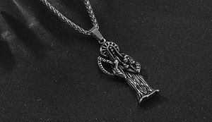 Vue détaillée du pendentif faucheuse en acier inoxydable rétro avec finition argentée
