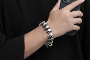 Detail eines Totenkopf-Armbands aus Edelstahl im Vintage-Stil, am Handgelenk getragen