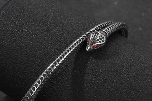 Détail macro du bracelet serpent avec yeux en cristal rouge et écailles texturées