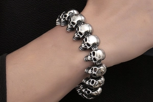 Detail eines Totenkopf-Gliederarmbands im Punk-Stil mit Vintage-Silber-Finish am Handgelenk