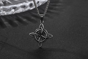 Gros plan d'un pendentif nœud celtique en argent antique avec finition métal vieilli