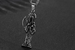 Vue détaillée du pendentif Santa Muerte en acier titane vintage et de sa chaîne