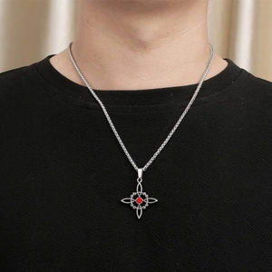 Collier nœud de sorcière vintage en acier titane avec pierre rouge sur t-shirt noir