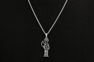 Détail du pendentif Faucheuse en acier titane rétro avec faux et balance style hip-hop