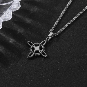 Pendentif Noeud de Sorcière en acier inoxydable argenté avec chaîne sur fond noir