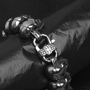Punk Totenkopf-Armband aus Edelstahl mit eingraviertem Kreuz und Würfel-Verschluss