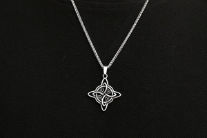 Vue macro du pendentif nœud celtique argenté avec des détails de texture tressés fins