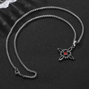 Collier en acier titane avec pendentif en pierre rouge et motif nœud chinois ciselé