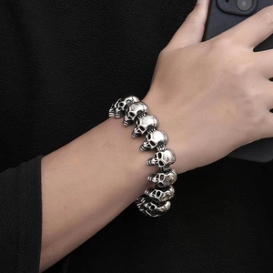 Silbernes Totenkopf-Punk-Armband aus Edelstahl mit Vintage-Finish für einen coolen Look