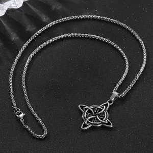 Collier pour homme avec pendentif nœud celtique en argent vieilli sur fond noir texturé