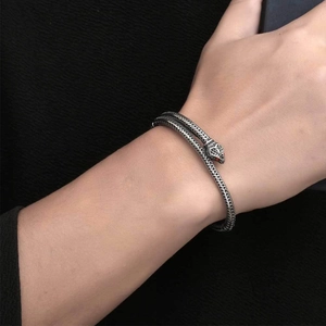 Bracelet serpent vintage en argent avec yeux en pierre rouge et écailles texturées
