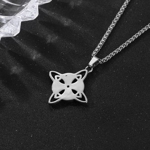 Collier avec pendentif nœud celtique en argent poli et design géométrique élégant