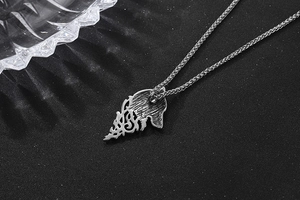 Détail macro du pendentif tête de loup rétro avec gravures tribales et finition argent