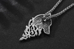 Détail d'un pendentif tête de loup en acier titane argenté au style rétro sculpté