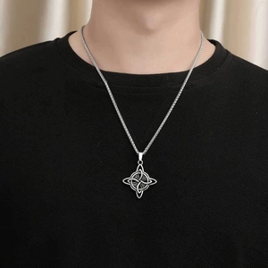 Pendentif nœud celtique argenté pour hommes avec un motif géométrique entrelacé
