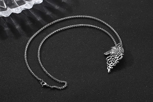 Vue détaillée du pendentif tête de loup en argent avec motifs tribaux ajourés