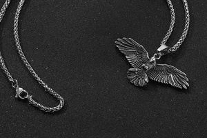 Vue macro détaillée d'un pendentif aigle montrant les textures d'ailes et le fini métal vintage