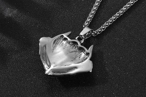 Vue détaillée de l'arrière du pendentif aile en argent et texture de la chaîne tressée