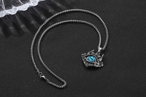 Vue détaillée du pendentif crâne gothique avec œil bleu et cornes sur chaîne épi