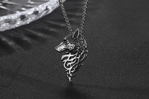 Détail macro du pendentif loup en acier inoxydable rétro avec textures de fourrure
