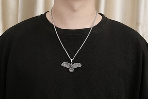 Vue détaillée d'un collier pendentif aigle en argent vieilli sur un mannequin