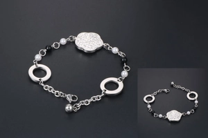 Détail d'un bracelet fleur en acier titane argenté avec cristaux blancs et perles