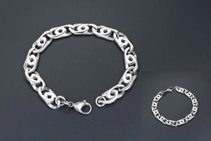 Dettaglio macro del bracciale punk in acciaio al titanio con maglie geometriche e chiusura a moschettone