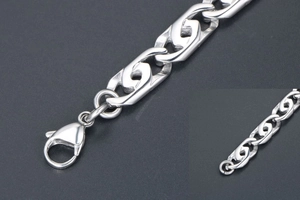 Dettaglio di un bracciale punk in acciaio al titanio con maglie cave e chiusura a moschettone