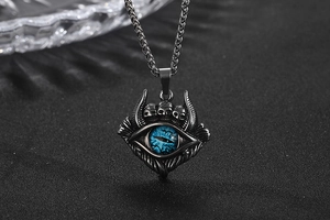 Vue macro d'un pendentif œil de dragon gothique avec œil bleu et détail de crâne