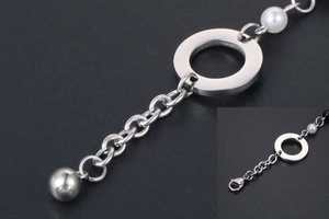 Détail du bracelet en acier titane avec perle, pendentif rond plat et fermoir mousqueton