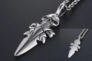 Vue détaillée du collier pendentif poignard crâne argenté en acier de style punk