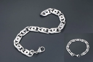 Dettaglio macro del bracciale da uomo punk a catena in acciaio argento con chiusura a moschettone