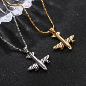 Collier avec pendentif avion en acier inoxydable pour femme en finition or et argent